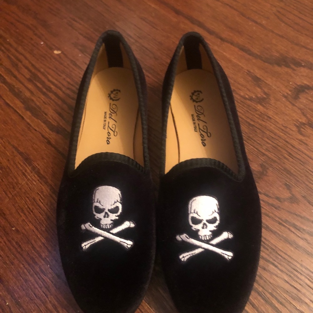 Del Lora velvet skull flats